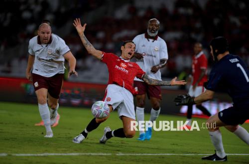 Legenda Arsenal Kalahkan Legenda MU 3-2 di Jakarta