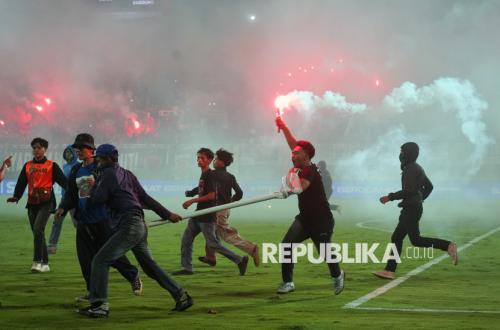 Kecewa PSM Kalah dari Persib, Suporter Juku Eja Merangsek Masuk ke Lapangan