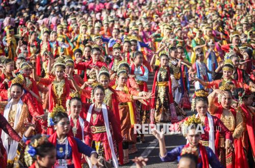 Hari Tari Sedunia, Ribuan Penari Tampilkan Ronggeng Nyentrik di Bekasi