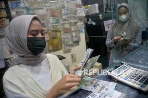 Tiga Bank Asal Singapura Kompak Catatkan 1 Dolar AS Dekati Rp 17.700