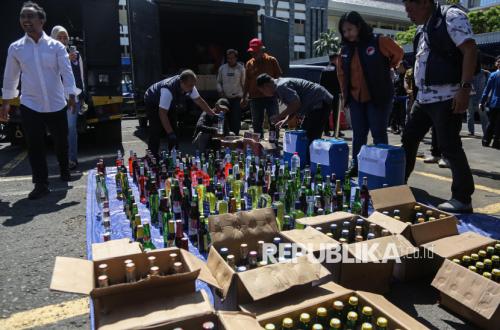Polda Jateng Musnahkan Ratusan Ribu Botol Miras Ilegal Hasil Operasi Pekat Candi 2026