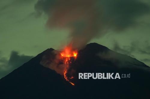 Gunung Semeru Luncurkan Awan Panas Enam Km