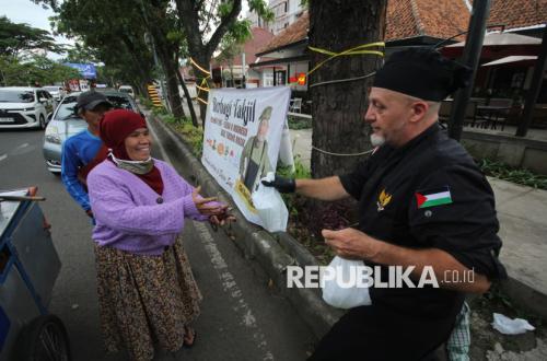 Chef Mualaf Asal Prancis Bagikan Takjil Gratis untuk Warga Bandung