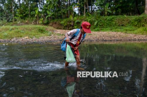 Siswa SD di Pandeglang Seberangi Sungai Demi Berangkat ke Sekolah