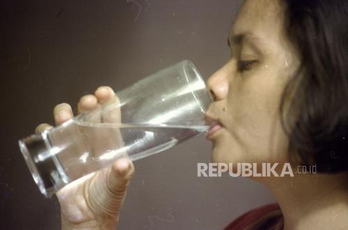 Minum Air di Tengah Makan, Sehat atau Ganggu Pencernaan?