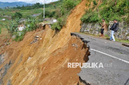 Badan Geologi Ingatkan Potensi Gerakan Tanah Tinggi Pemicu Longsor di 11 Provinsi