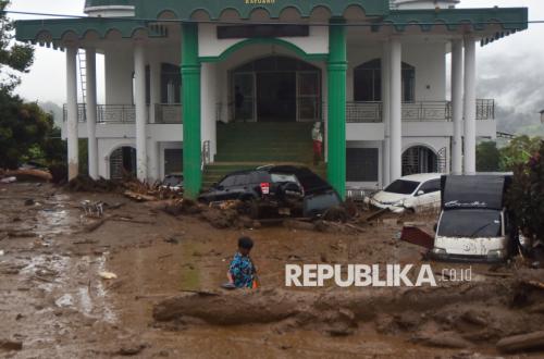 Begini Dampak Banjir Bandang di Solok, Kendaraan Tertimbun Lumpur dan Warga Hilang