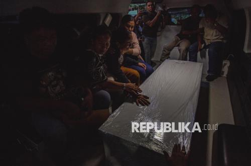 Isak Tangis Keluarga Iringi Kedatangan Jenazah Bripda Natanael