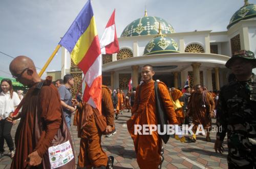Bikin Adem, 57 Biksu dari Empat Negara Singgahi Masjid di Surabaya Saat Jalan Kaki ke Borobudur