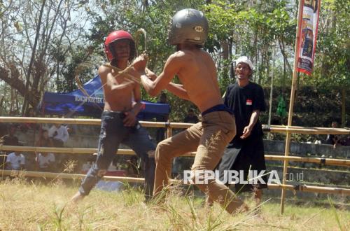 Adu Cambuk dalam Tradisi Tiban, Warisan Leluhur yang Tetap Bertahan
