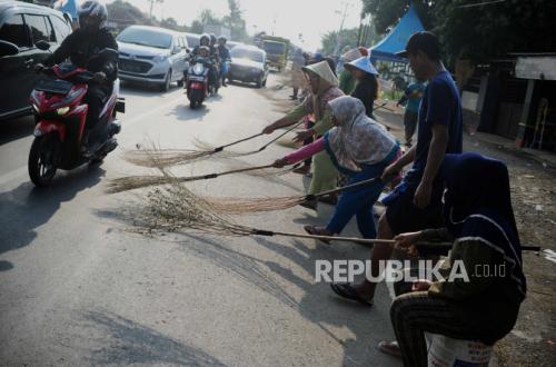 Truk Kontainer Tabrak Median Jalan, Tewaskan Penyapu Koin di Jembatan Sewo
