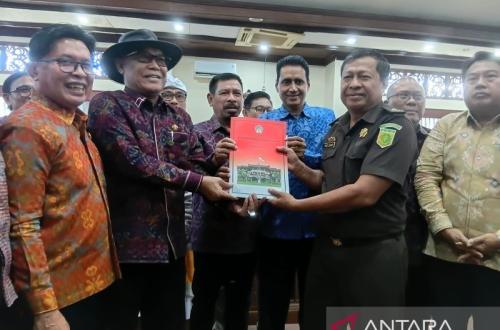 DPRD Bali Serahkan Berkas Dugaan Pelanggaran KEK Kura Kura Bali ke Kejati