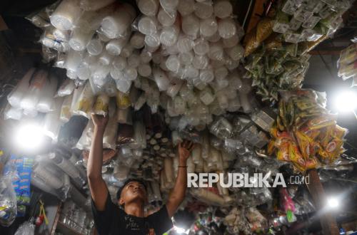 Plastik Makin Mahal, Pembeli Menyusut, Pedagang Resah