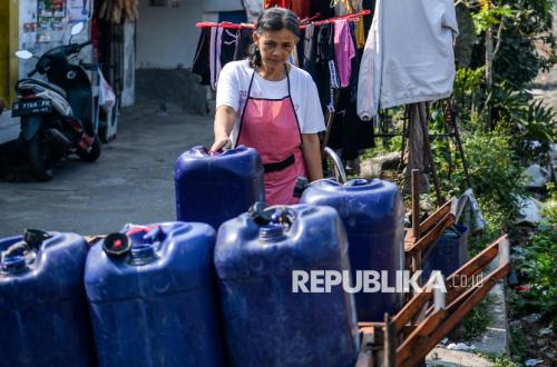 Musim Kemarau, Warga Jatayu Bandung Rela Rogoh Kocek demi Air Bersih