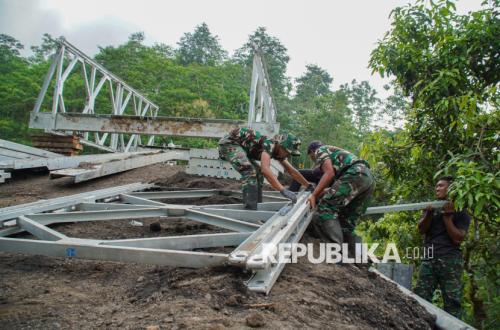 Seskab Teddy Sebut 300 Jembatan Rampung Hanya dalam 3 Bulan, Hasil Kolaborasi TNI-PU
