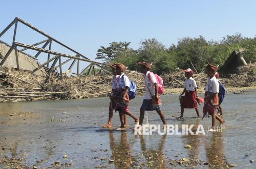 Saat Sungai Menjadi Satu-satunya Akses Jalan Warga Amfoang