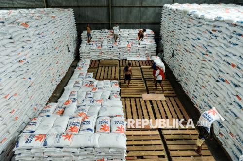 Merisaukan Gudang Beras Bulog