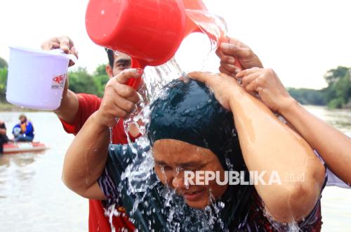 Simbol Penyucian Diri Jelang Ramadhan, Warga Gelar Tradisi Keramas Bersama di Tangerang
