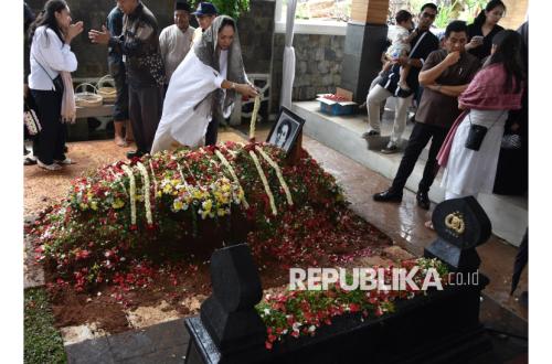 Meriyati Hoegeng Disemayamkan di Samping Makam Hoegeng