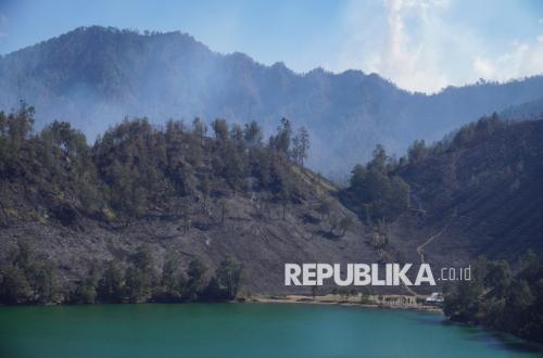 Gunung Semeru Erupsi Saat Kebakaran Hutan Meluas, Jalur Pendakian Ditutup