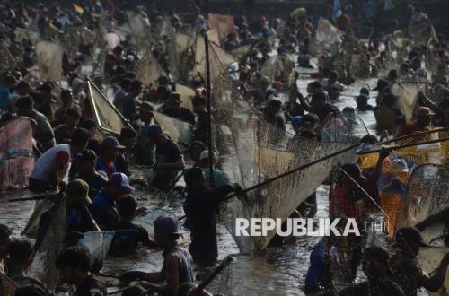 Festival Memet Ikan, Tradisi Menangkap Ikan Bersama yang Penuh Kegembiraan