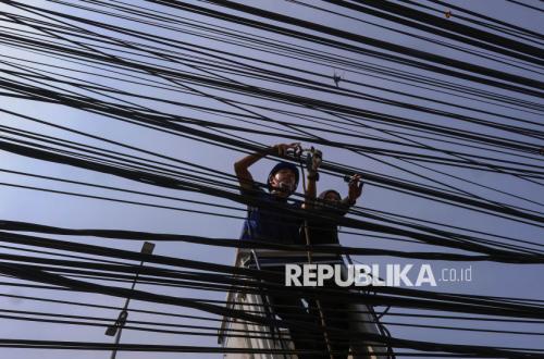 Kabel Semrawut di Jalan Raya Bogor-Jakarta Mulai Ditata