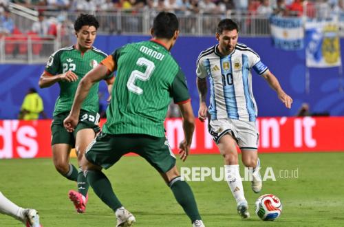 Aljazair Ajukan Protes Resmi ke FIFA: Messi Harusnya Dapat Kartu Merah