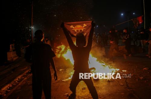 Kericuhan di Pejompongan Hingga Malam Hari, Massa Rusak CCTV dan Bakar Kantor Polisi