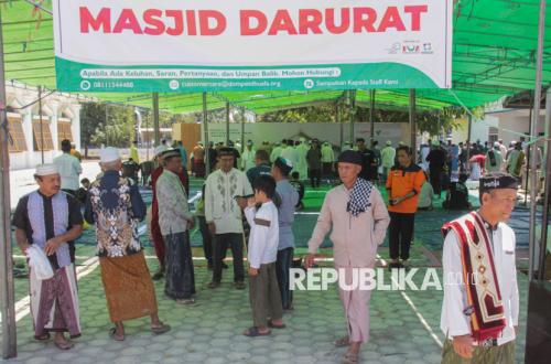 Masjid Rusak Akibat Gempa, Warga Mbay NTT Sholat Jumat di Tenda Darurat