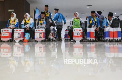 Menanti 13 Tahun, Pensiunan Guru Agama Ini Berangkat Haji di Usia 69 Tahun