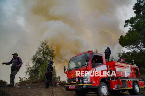 BNPB Siapkan Helikopter Water Bombing untuk Padamkan Kebakaran di Gunung Bromo
