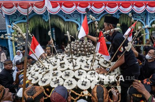 Berebut Gunungan di Grebeg Syawal Solo, Tradisi Turun-Temurun yang Tetap Hidup
