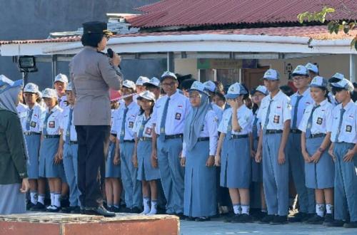 Polwan Goes to School Ajak Pelajar Manado Disiplin dan Berani Bicara Positif