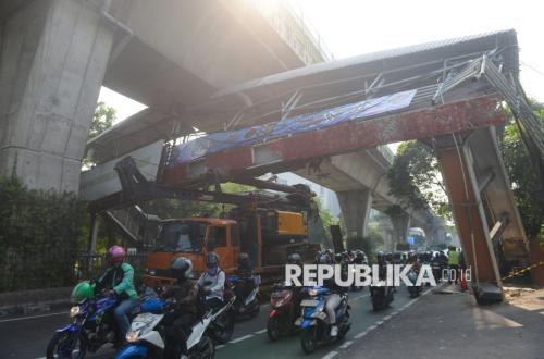 Begini Penampakan JPO di Jalan Tendean yang Rusak Parah Ditabrak Truk Pengangkut Alat Berat