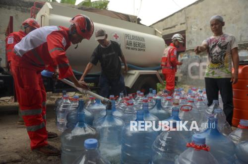 Saat Sumur Mengering, Bantuan Air Bersih Hadir untuk Warga Depok