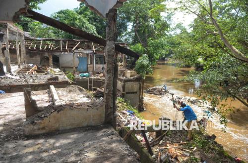 Puluhan Bangunan di Bantaran Kali Ciliwung Dibongkar