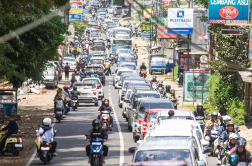 Wisatawan di Lembang Melonjak Saat Libur Lebaran, Polres Cimahi Lakukan Rekayasa Lalin