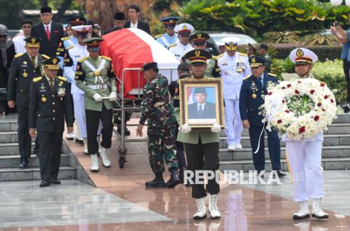 Mantan Menhan Juwono Sudarsono Dimakamkan Secara Militer di TMP Kalibata