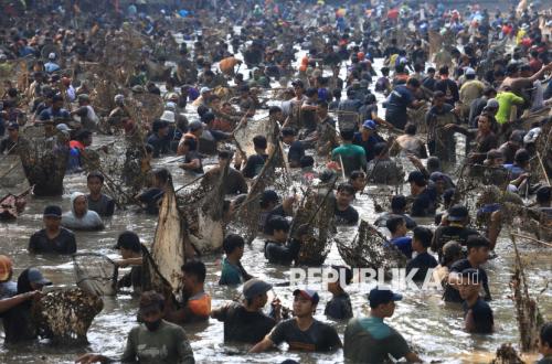 Sekali Setahun, Warga Kediri Panen Ikan Bersama dalam Tradisi Grobyak Ikan