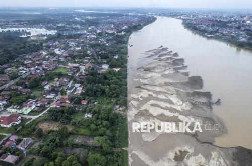 Kemarau Ubah Wajah Sungai Batanghari, Hamparan Pasir Membentang di Tepian Sungai