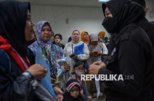 Warga Terdampak Penonaktifan PBI JK Padati Kantor BPJS Kesehatan Depok