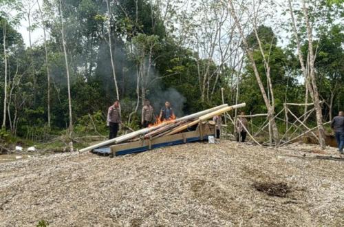 Polisi Tebo Bakar Alat Tambang Emas Ilegal di Dekat Objek Wisata