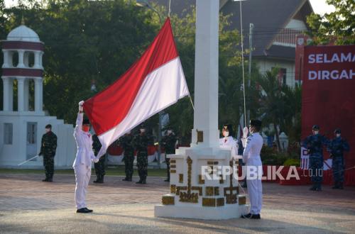 Ini Dua Prajurit yang Kembali Kibarkan Merah Putih di Halaman Masjid Raya Banda Aceh
