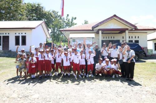 Imigrasi NTT Bagikan Buku dan Alat Tulis untuk Anak di Perbatasan RI-Timor Leste
