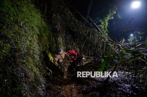 Seorang Warga Tertimbun Longsor di Sumedang, Petugas Gabungan Dikerahkan