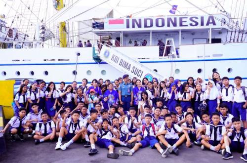 KRI Bima Suci Gelar Open Ship, Tumbuhkan Jiwa Bahari Siswa SMP Hang Tuah Manado