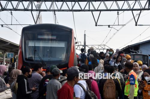 Kembali Beraktivitas, Penumpang KRL Padati Stasiun Bogor