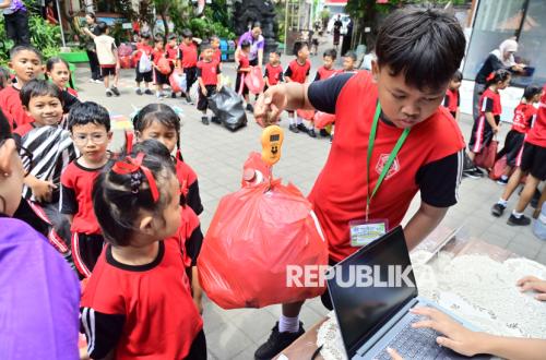 Dari Sekolah, Siswa SDN 5 Pedungan Belajar Memilah Sampah