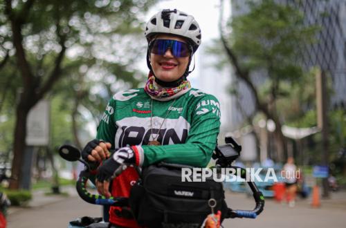 Pesepeda Iran Arezoo Eskandari Gowes Lintas 5 Negara untuk Perdamaian Dunia