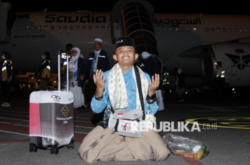 378 Jamaah Haji Kloter Pertama Jatim Tiba di Bandara Juanda